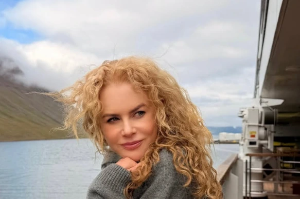 Nicole Kidman with natural curly hair on a yacht during her family vacation in Iceland